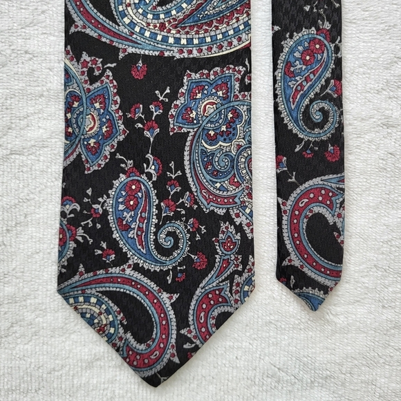 Editions by VAN HEUSEN Black and Burgundy Vintage Tie - Picture 2 of 5